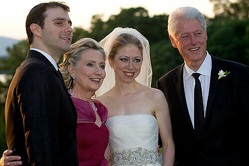 Chelsea Clinton mit ihrem Mann Marc Mezvinsky und ihren Eltern