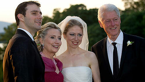 Chelsea Clinton mit ihrem Mann Marc Mezvinsky und ihren Eltern Chelsea Clinton mit ihrem Mann Marc Mezvinsky und ihren Eltern
