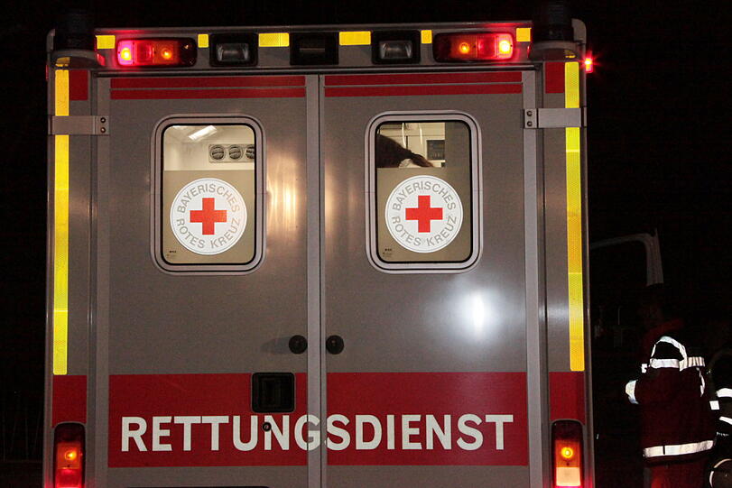 Mit schwerem Gerät befreit die Feuerwehr in Waldkraiburg im Landkreis Mühldorf am Inn einen schwergewichtigen Mann: Durch ein Vakuum ist er in seiner Wanne festgesteckt.