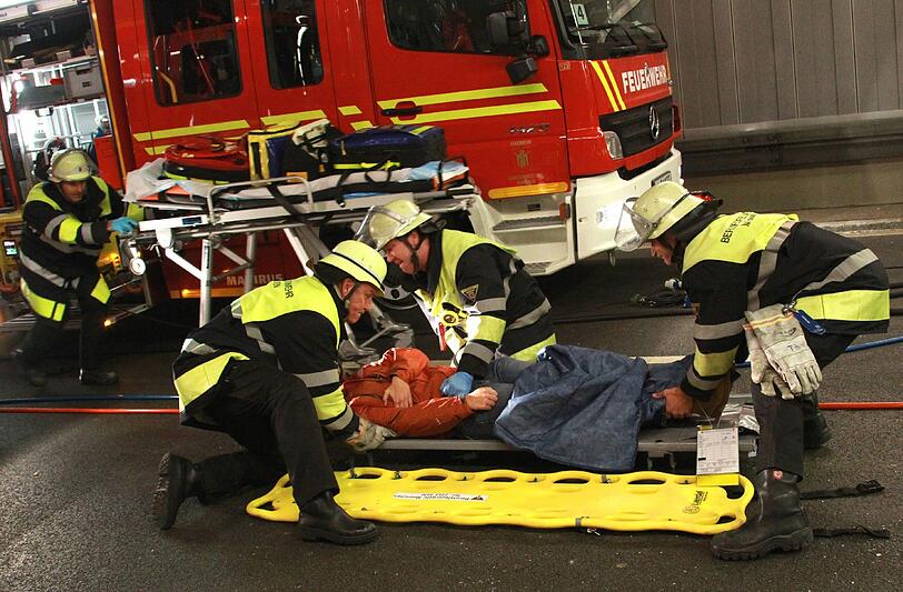 Ein schwerer Autounfall im Tunnel, klaffende Wunden, schreiende Verletzte: Rettungskräfte haben den Ernstfall im Richard-Strauss-Tunnel geprobt. Die AZ war dabei und hat den großen Übungseinsatz verfolgt.