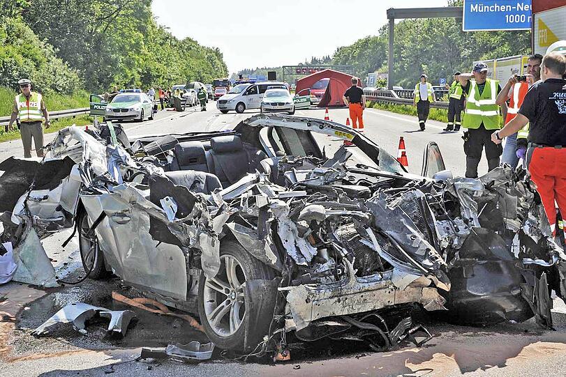 Unfall bei Neuherberg und Feldmoching auf der A99: Der hochmotorisierte BMW M5 ist nahezu pulverisiert worden: Mit hoher Geschwindigkeit war der 46-jährige Fahrer gegen einen Lkw geknallt und unter den Sattelzug geraten. Die Beifahrerin (26) war sofort tot. Ein Bub schwebt noch in Lebensgefahr.