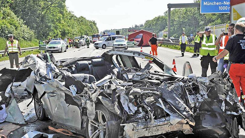 Unfall bei Neuherberg und Feldmoching auf der A99: Der hochmotorisierte BMW M5 ist nahezu pulverisiert worden: Mit hoher Geschwindigkeit war der 46-jährige Fahrer gegen einen Lkw geknallt und unter den Sattelzug geraten. Die Beifahrerin (26) war sofort tot. Ein Bub schwebt noch in Lebensgefahr. Unfall bei Neuherberg und Feldmoching auf der A99: Der hochmotorisierte BMW M5 ist nahezu pulverisiert worden: Mit hoher Geschwindigkeit war der 46-jährige Fahrer gegen einen Lkw geknallt und unter den Sattelzug geraten. Die Beifahrerin (26) war sofort tot. Ein Bub schwebt noch in Lebensgefahr.