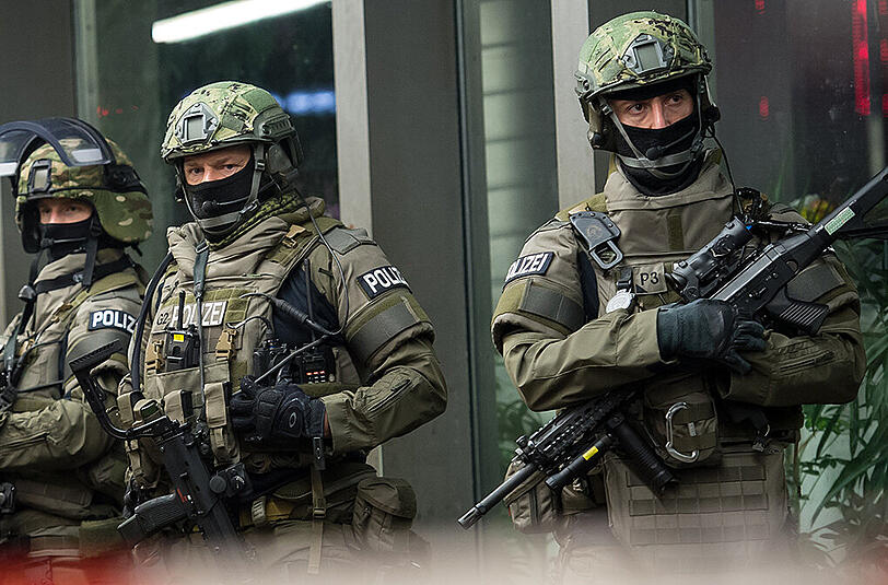 An Silvester sicherten schwer bewaffnete Polizisten den Münchner Hauptbahnhof. Am Donnerstag nahm die Polizei vorsorglich zwei Verdächtige fest.