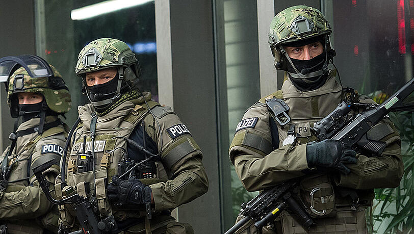 An Silvester sicherten schwer bewaffnete Polizisten den Münchner Hauptbahnhof. Am Donnerstag nahm die Polizei vorsorglich zwei Verdächtige fest. An Silvester sicherten schwer bewaffnete Polizisten den Münchner Hauptbahnhof. Am Donnerstag nahm die Polizei vorsorglich zwei Verdächtige fest.