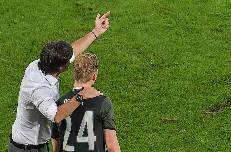 Bundestrainer Jogi Löw mit dem Debütanten Julian Brandt.