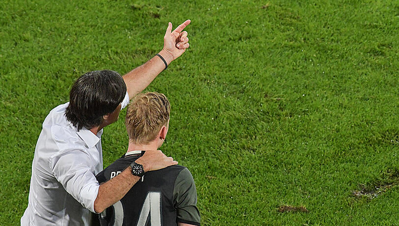 Bundestrainer Jogi Löw mit dem Debütanten Julian Brandt. Bundestrainer Jogi Löw mit dem Debütanten Julian Brandt.
