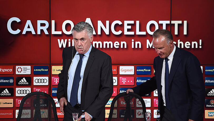 Calro Ancelotti ist angekommen in München: Der neue Bayern-Trainer wird von Vorstandsboss Karl-Heinz-Rummenigge zur Antritts-Pressekonferenz in der Allianz Arena begleitet. Calro Ancelotti ist angekommen in München: Der neue Bayern-Trainer wird von Vorstandsboss Karl-Heinz-Rummenigge zur Antritts-Pressekonferenz in der Allianz Arena begleitet.