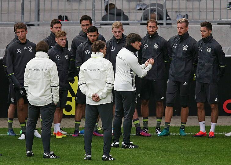 Jogi Löw mit seinen Spielern beim heutigen Training im Millerntor-Stadion auf St. Pauli.