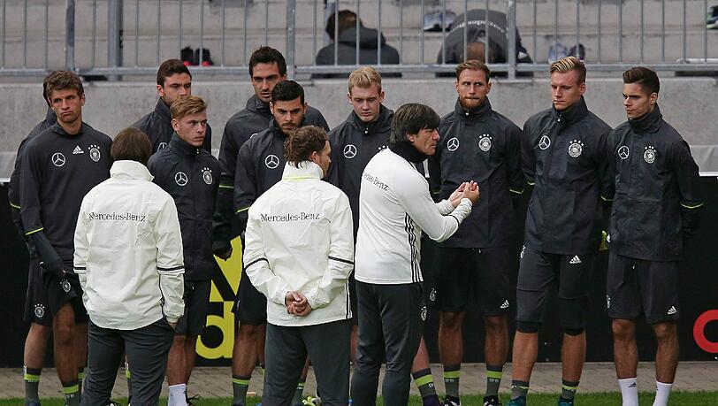 Jogi Löw mit seinen Spielern beim heutigen Training im Millerntor-Stadion auf St. Pauli. Jogi Löw mit seinen Spielern beim heutigen Training im Millerntor-Stadion auf St. Pauli.