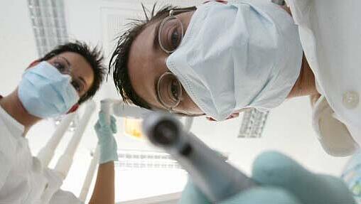 Forscher tüfteln an einer neuen Methode gegen Karies: Kranke Zähne sollen sich in Zukunft selbst heilen. Forscher tüfteln an einer neuen Methode gegen Karies: Kranke Zähne sollen sich in Zukunft selbst heilen.