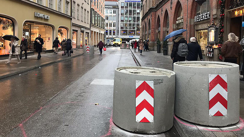 Der Christkindlmarkt am Marienplatz wird mit Pflanztrögen und anderen Betonsperren abgesichert.