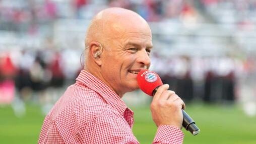 Der 55 Jahre alte Radiomoderator ist seit 1996 Stadionsprecher des FC Bayern. Der 55 Jahre alte Radiomoderator ist seit 1996 Stadionsprecher des FC Bayern.