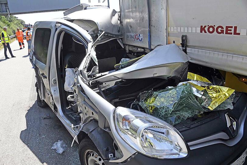 Schwerer Unfall auf der A99, doch der Fahrer kommt wie durch ein Wunder unverletzt aus dem Fahrzeug. Klicken Sie sich durch die Bilder.