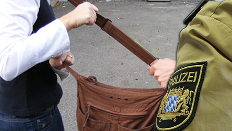 Der Mann gab sich als Polizist aus und wollte in Tasche und Geldbörse der Touristin sehen. Nachdem er gegangen ist, bemerkte die Frau, dass ihr mehrere Geldscheine fehlten. (Symbolbild/Archivbild) Der Mann gab sich als Polizist aus und wollte in Tasche und Geldbörse der Touristin sehen. Nachdem er gegangen ist, bemerkte die Frau, dass ihr mehrere Geldscheine fehlten. (Symbolbild/Archivbild)