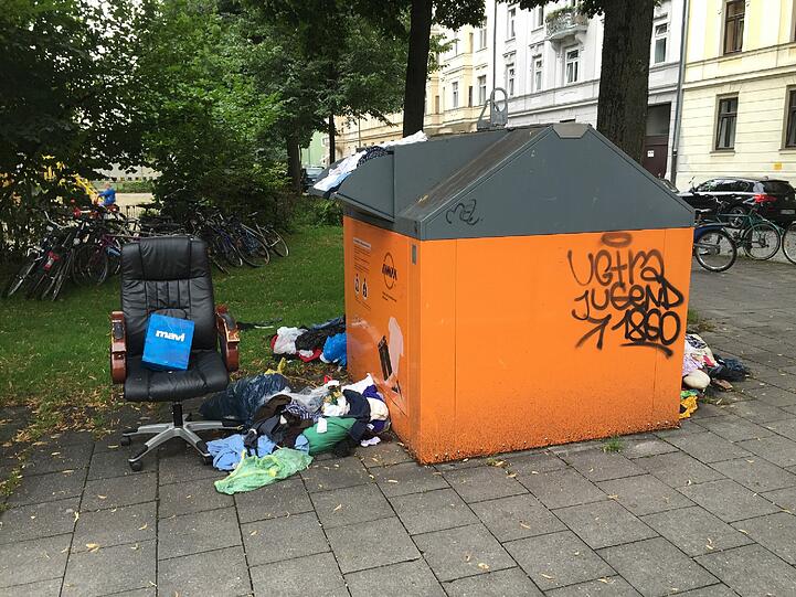 Gemütlich sitzen beim Altkleiderdurchforsten? Der Pündterplatz vermüllt.