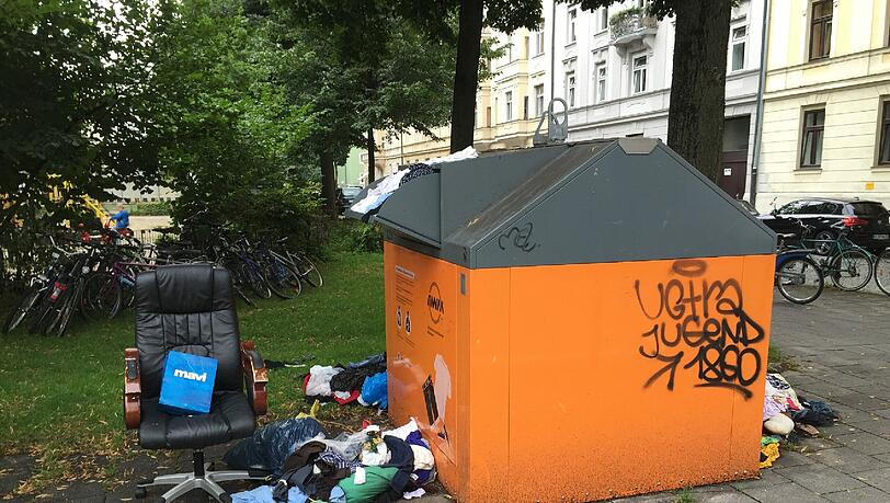 Gemütlich sitzen beim Altkleiderdurchforsten? Der Pündterplatz vermüllt. Gemütlich sitzen beim Altkleiderdurchforsten? Der Pündterplatz vermüllt.