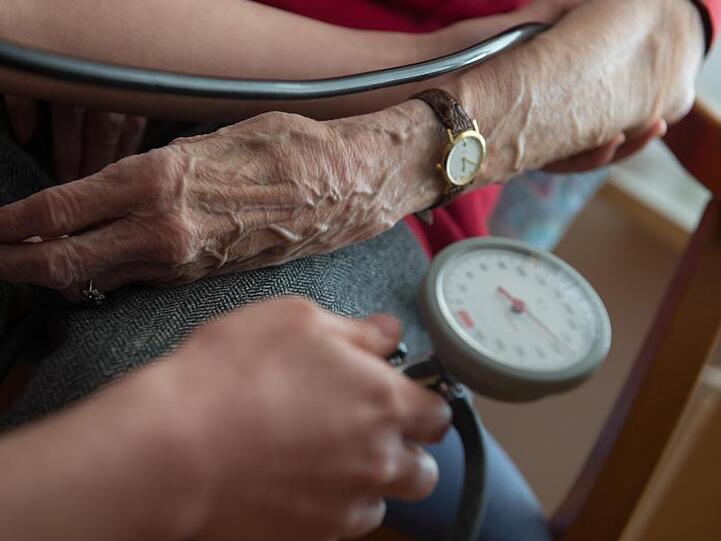 Nur eine Krankenschwester und zwei Pfleger sollen sich um 130 Bewohner in einer Seniorenresidenz gekümmert haben (Archiv).