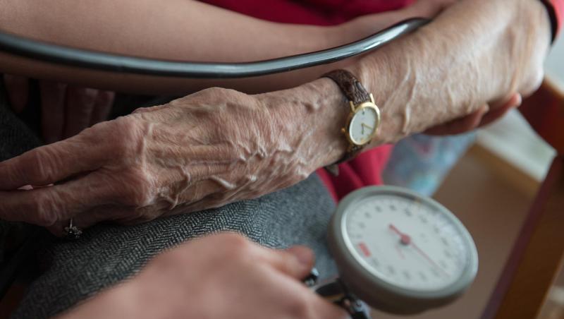 Nur eine Krankenschwester und zwei Pfleger sollen sich um 130 Bewohner in einer Seniorenresidenz gekümmert haben (Archiv). Nur eine Krankenschwester und zwei Pfleger sollen sich um 130 Bewohner in einer Seniorenresidenz gekümmert haben (Archiv).