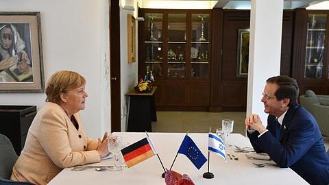 Merkel im Gespräch mit dem israelischen Präsidenten Izchak Herzog.