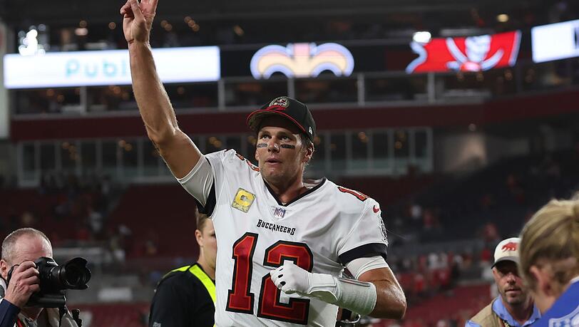 Der Quarterback der Tampa Bay Buccaneers, Tom Brady, winkt den Zuschauern nach dem Spiel.