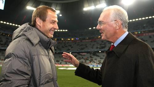 Ob sie demnächst noch so herzlich miteinander sprechen werden? Jürgen Klinsmann und Franz Beckenbauer. Ob sie demnächst noch so herzlich miteinander sprechen werden? Jürgen Klinsmann und Franz Beckenbauer.