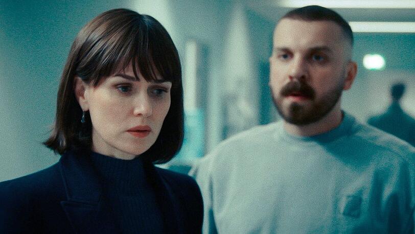 "Tatort: Fackel": Maryam Azadi (Melika Foroutan) und Hamza Kulina (Edin Hasanovic) ermitteln Jahre nach einem fatalen Hochhausbrand in Frankfurt am Main.