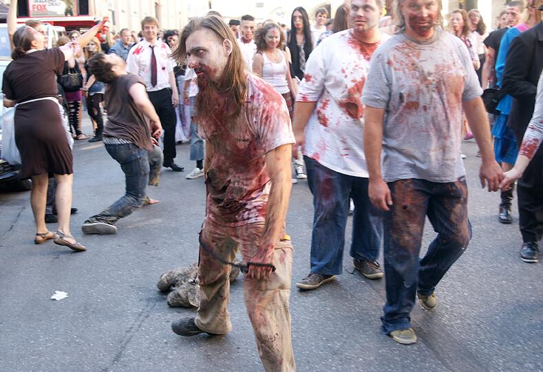 Die neue Staffel von "The Walking Dead" startet demnächst wieder bei FOX. Fans dieser Thriller- Reihe aus aller Welt feiern das auf sehr spekakuläre Art und Weise: Mit einem Zombiewalk. Übel zugerichtet und mit Kunstblut übersät erschrecken gut 700 Fans die Münchner am Karlsplatz Stachus. Die schrägsten Bilder.
