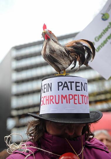 Unter dem Motto &bdquo;Wir blasen Euch den Marsch&ldquo; sind mehrere hundert Münchner zum Europäischen Patentamt (EPA) gezogen.