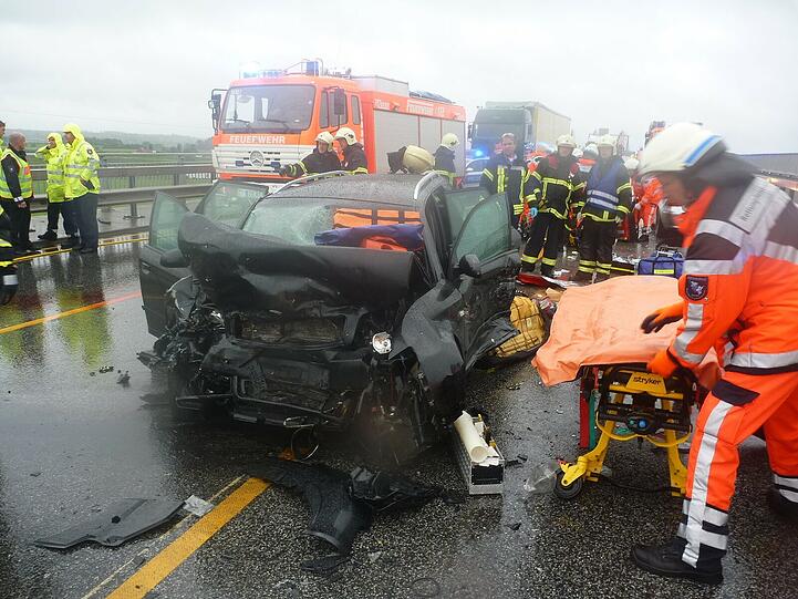 Schrecklicher Unfall bei Itzehoe: Ein überfüllter Audi rast in den Gegenverkehr. Zwei Menschen, darunter ein Kind, sterben bei dem Frontalcrash. Die Bilder von der Unfallstelle.