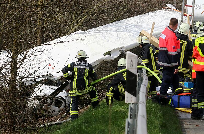 Sportflugzeug neben Autobahn A28 bei Oldenburg abgestürzt