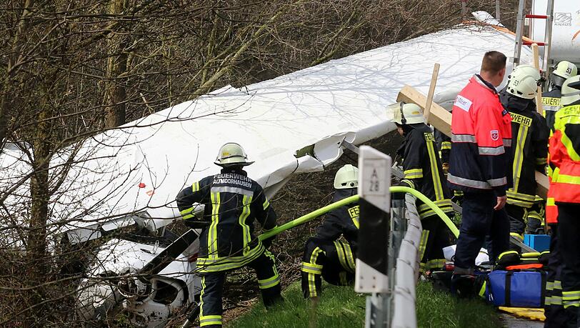 Sportflugzeug neben Autobahn A28 bei Oldenburg abgestürzt Sportflugzeug neben Autobahn A28 bei Oldenburg abgestürzt