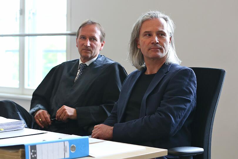 Michael Herrmann (r) klagt gegen den Täter auf 20 000 Euro Schmerzensgeld. (Archivbild)