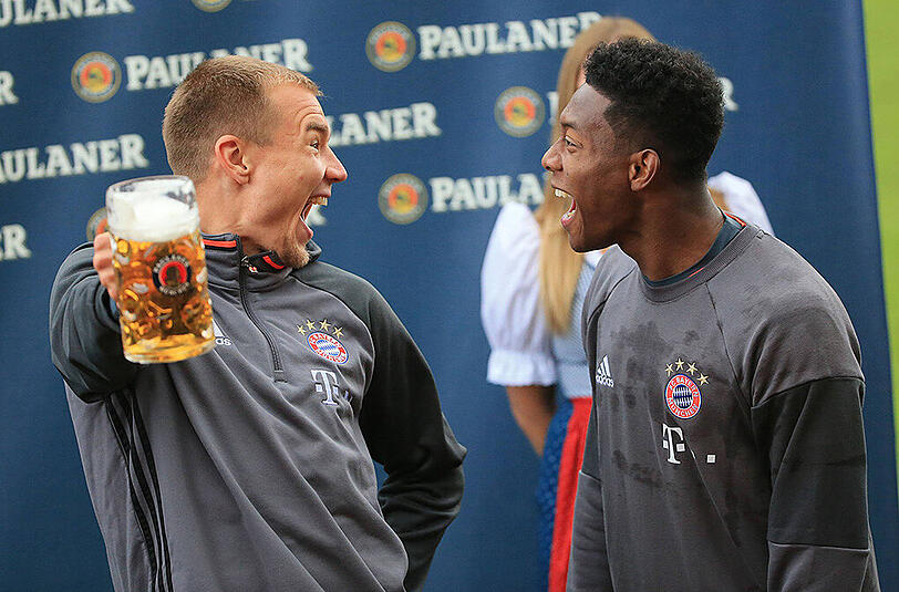 Holger Badstuber (l.) und David Alaba beim Maßkrugstemmen.