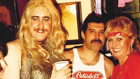 Freddie Mercury (M.) mit seiner lieben Freundin Barbara Valentin.