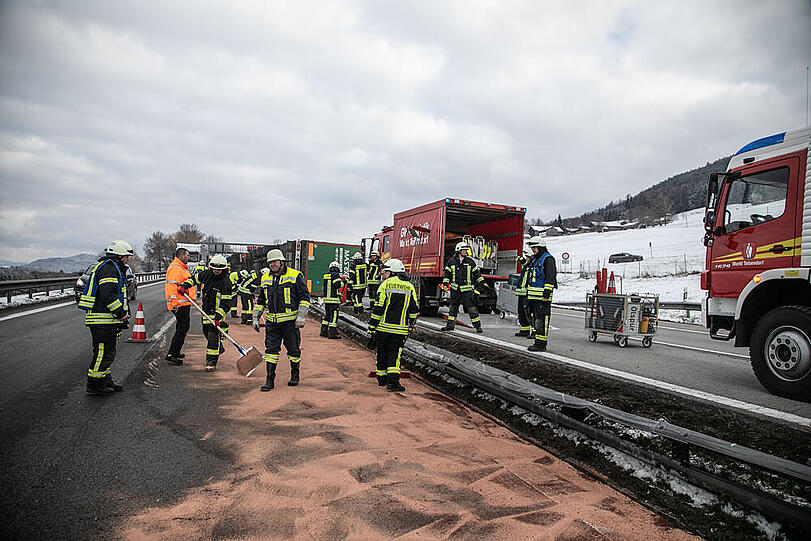 Auf der A8 ist am Montagnachmittag ein Lkw umgekippt.