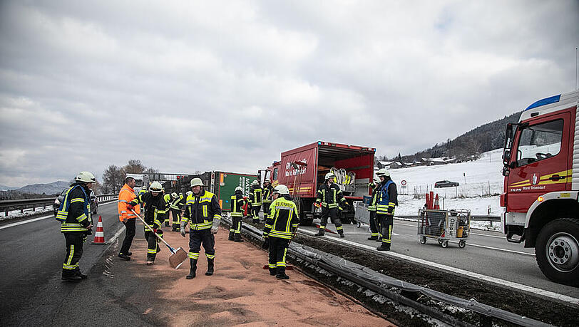 Auf der A8 ist am Montagnachmittag ein Lkw umgekippt. Auf der A8 ist am Montagnachmittag ein Lkw umgekippt.