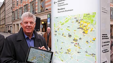 OB Dieter Reiter hat am Donnerstag, symbolisch für alle, die noch folgen werden, die erste Infostele am Marienplatz präsentiert.