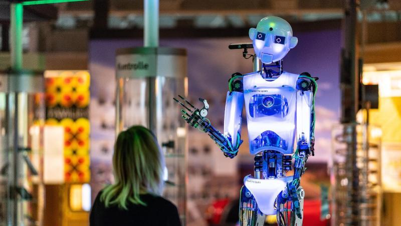 Eine Frau steht in der Ausstellung: "Künstliche Intelligenz und Robotik" im Heinz Nixdorf Museumsforum vor dem Roboter "robothespian". Eine Frau steht in der Ausstellung: "Künstliche Intelligenz und Robotik" im Heinz Nixdorf Museumsforum vor dem Roboter "robothespian".