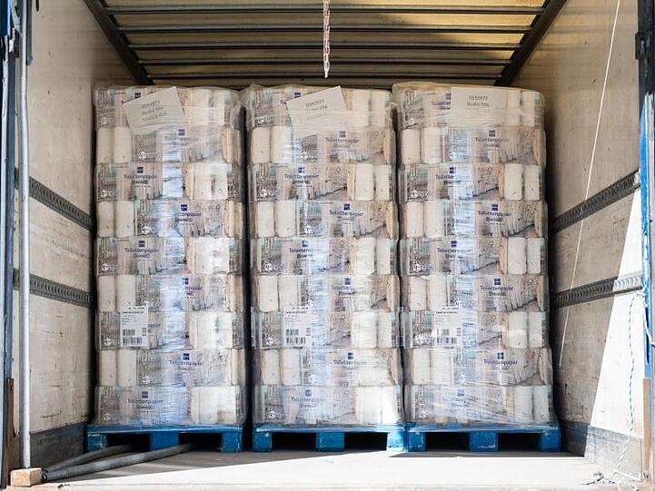 Mehrere Paletten Toilettenpapier bei der Anlieferung vor einer Budnikowsky-Filiale.