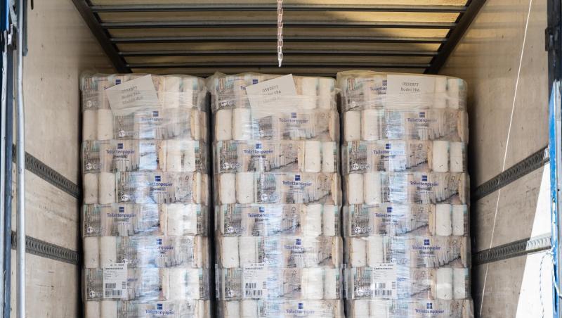 Mehrere Paletten Toilettenpapier bei der Anlieferung vor einer Budnikowsky-Filiale. Mehrere Paletten Toilettenpapier bei der Anlieferung vor einer Budnikowsky-Filiale.