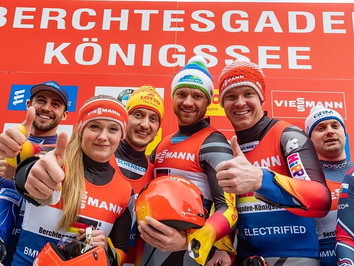 Die Deutschen Rodler jubeln im Zielbereich über ihren 1. Platz.
