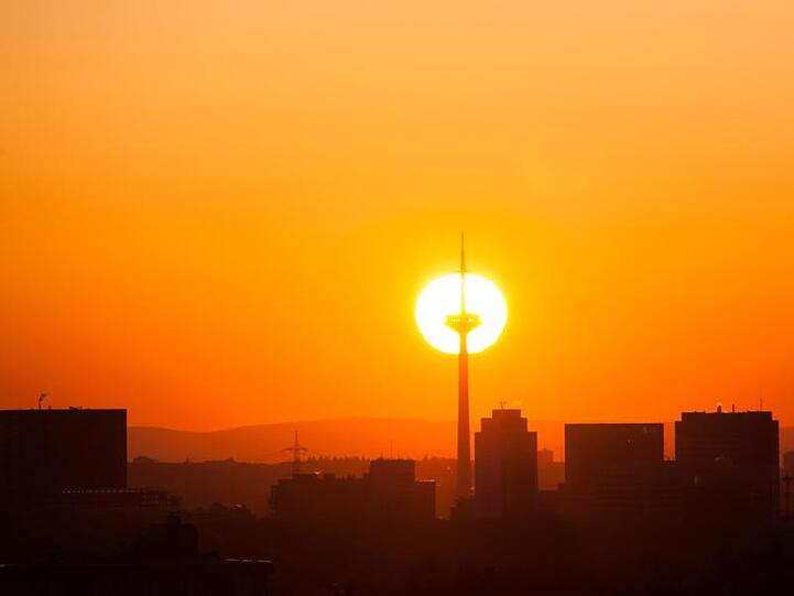 Die Sonne geht hinter dem Fernsehturm in Frankfurt auf. Hoch "Jürgen" bringt aktuell viel Sonne und kalte Luft nach Deutschland.
