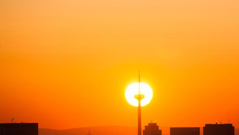 Die Sonne geht hinter dem Fernsehturm in Frankfurt auf. Hoch "Jürgen" bringt aktuell viel Sonne und kalte Luft nach Deutschland. Die Sonne geht hinter dem Fernsehturm in Frankfurt auf. Hoch "Jürgen" bringt aktuell viel Sonne und kalte Luft nach Deutschland.