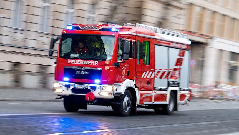 Wegen eines brennenden Fahrzeugs musste die Feuerwehr am Mittwoch gleich zwei Mal ausrücken.(Symbolbild)