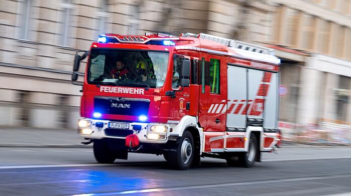 Wegen eines brennenden Fahrzeugs musste die Feuerwehr am Mittwoch gleich zwei Mal ausrücken.(Symbolbild)