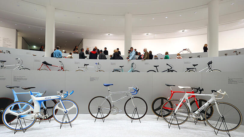 Zahlreiche Fahrräder sind in der Ausstellung "Das Fahrrad - Kultobjekt - Designobjekt" in der Pinakothek der Moderne ausgestellt.