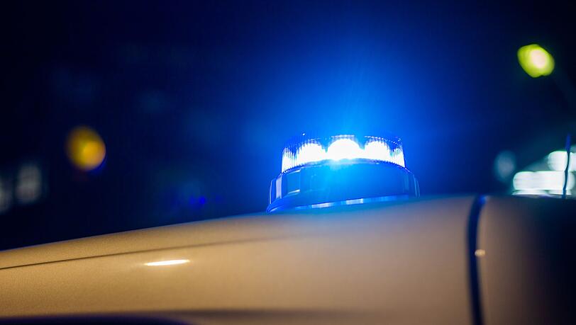Ein Blaulicht leuchtet auf dem Dach eines Polizeifahrzeugs.