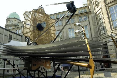 Soll Technikbegeisterung wecken: Das Modell des James Webb Weltraumteleskops im Hof des Deutschen Museums.