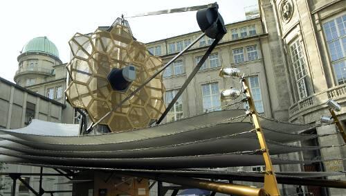 Soll Technikbegeisterung wecken: Das Modell des James Webb Weltraumteleskops im Hof des Deutschen Museums. Soll Technikbegeisterung wecken: Das Modell des James Webb Weltraumteleskops im Hof des Deutschen Museums.