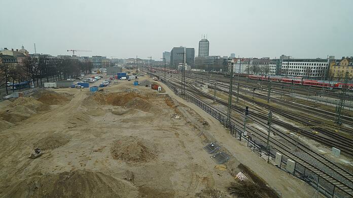 Auch am Ostbahnhof sollen die Bauarbeiten 2025 richtig losgehen. Im Juni soll ein neues elektronisches Stellwerk für mehr Zuverlässigkeit im S-Bahn-Betrieb sorgen.